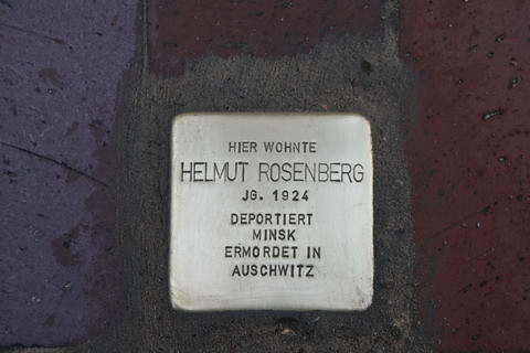 Foto: Stolperstein, Inschrift; Hier wohnte Helmut Rosenberg JG. 1924 Deportiert Mink Ermordet in Auschwitz