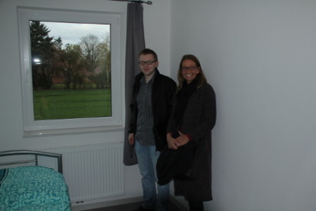 Helma Schöpe und Jonathan Kolschen besichtigen eines der zweckmäßig, aber keiensfalls luxeriös eingerichteten Appartements.